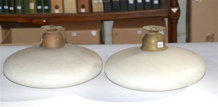 Coppia di plafoniere in vetro bianco con porta catena in rame sbalzato...