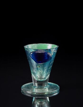 Vaso a calice decorato con applicazioni in pasta vitrea blu e smalti color...