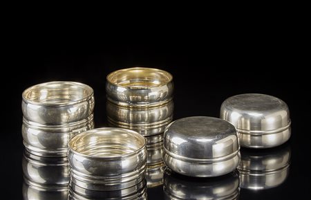 Scatola scomponibile composta da cinque ciotole ed un coperchio in argento e...