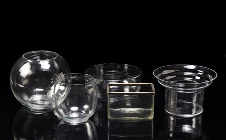 Lotto composto da cinque vasi di forme diverse in vetro incolore -EN Group of...