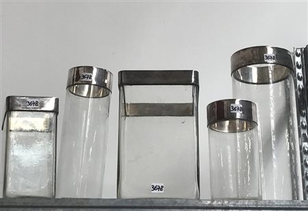 Lotto composto da cinque vasi in vetro incolore di forma cilindrica e...