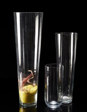 Lotto composto da tre vasi in vetro incolore di manifattura e misure diverse...