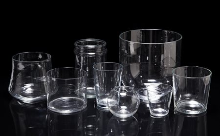 Lotto composto da otto vasi di forme e manifatture diverse in vetro incolore...