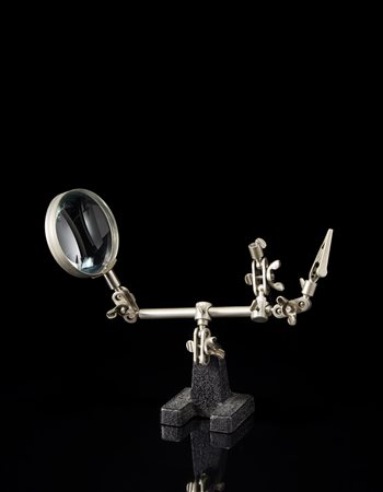 Lente d'ingrandimento da tavolo con base in ghisa -EN A cast-iron table...