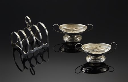 Lotto composto da un porta toast e due alzatine biansate in argento. Punzoni...