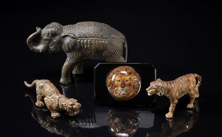 Lotto composto da quattro statuette di materiali diversi raffiguranti animali...