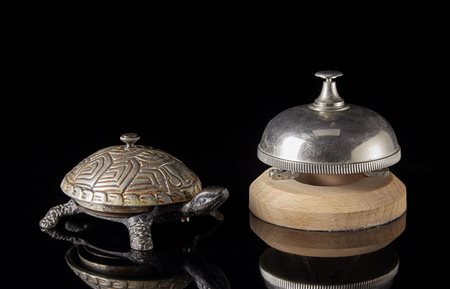 Lotto composto da due campanelli di servizio. Uno a forma di tartaruga in...