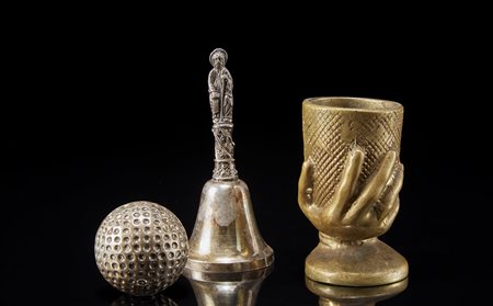 Lotto composto da un campanello in argento, un bicchierino in bronzo a forma...