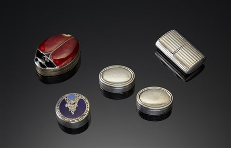 Lotto composto da cinque portapillole in argento, smalti e metallo argentato...