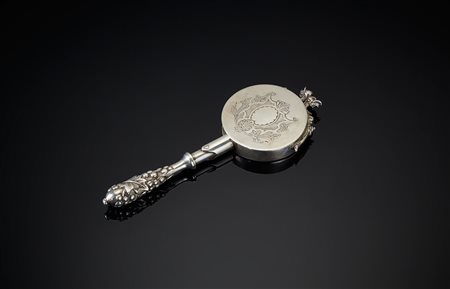 Lente in argento decorata a motivi stilizzati. Titolo 800 -EN A silver...