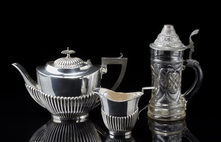 Lotto composto da una caffettiera e una lattiera in metallo argentato e un...