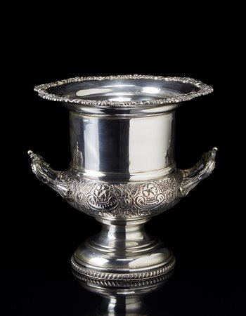 Rinfrescatoio biansato in rame argentato decorato a motivi vegetali (h. cm...