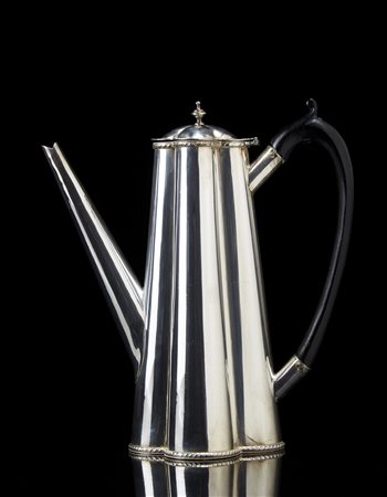 Caffettiera in metallo argentato di forma polilobata a corpo liscio con prese...