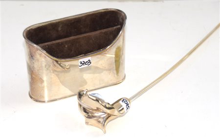 Lotto composto da un fiore e un portalettere in metallo argentato (difetti)...