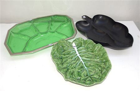 Lotto composto da tre vassoi in materiali diversi, due a forma di foglia...