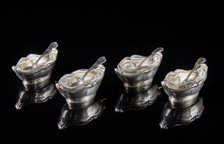 Gruppo di quattro salierine con cucchiaini in argento e vaschette in vetro....