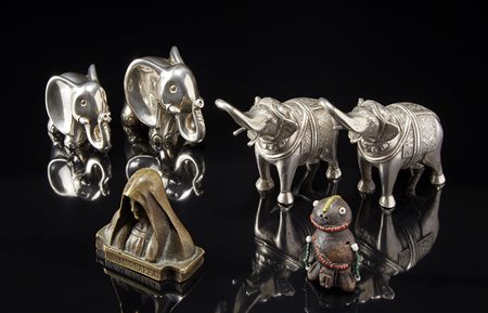 Lotto composto da: due elefanti orientali in argento, due in lamina...