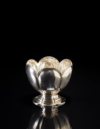 Alzata in argento a fiore stilizzato. Titolo 925 (h. cm 13) (gr. 420 ca.) -EN...