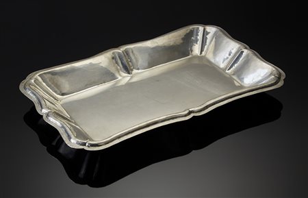 Centrotavola in argento battuto a mano con bordo mistilineo. Titolo 800....