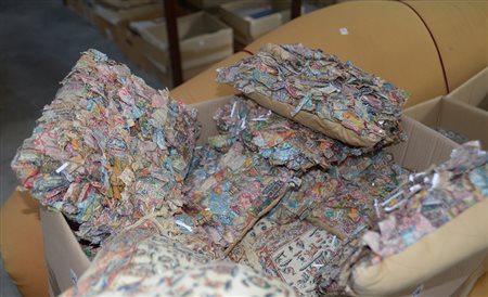 Lotto composto da sedici cuscini rivestiti in tessuto "cachemire"