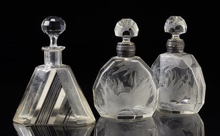 Lotto composto da tre bottiglie Déco in vetro con decori geometrici, di cui...