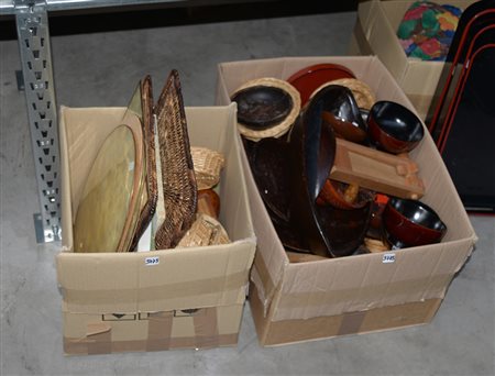 Lotto composto da due cartoni contenenti numerosi oggetti da cucina di...