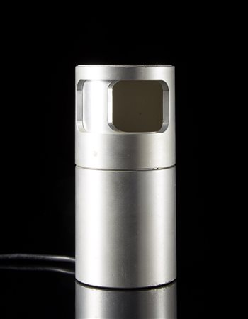 Lampada da tavolo in alluminio pressofuso di forma cilindrica. Italia, anni...