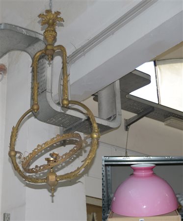 Lampadario in bronzo decorato a foglie d'acanto con campana basculante n...