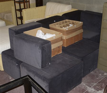 Divano a muro a cinque posti ricoperto in velluto grigio (difetti)