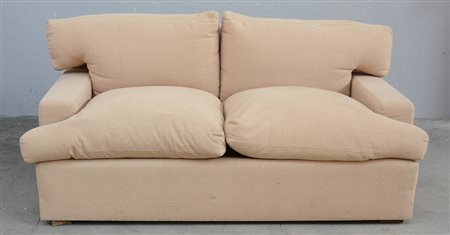 Divano a due posti con schienale e braccioli squadrati rivestito in tessuto...