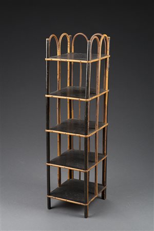 Etagère a quattro ripiani laccati in nero con montanti e ringhiera in bambù...