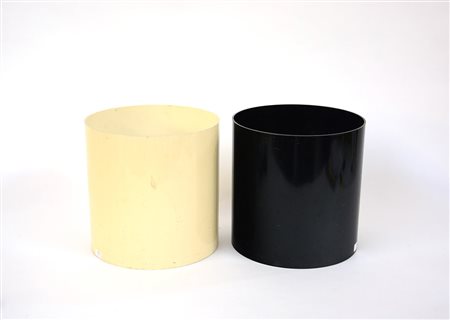 Kartell Lotto composto da due contenitori in plastica nera e bianca modello...