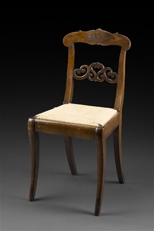 Sedia in noce con schienale a giorno intarsiato in ottone e intagliato a...