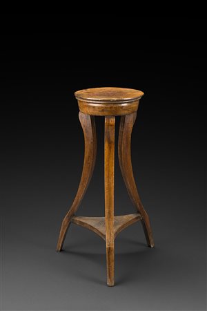 Base portavaso in noce con piano tondo sorretto da tre gambe mosse riunite da...