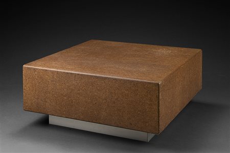 Tavolo da salotto di forma quadrata con piano rivestito in sughero e fascia...