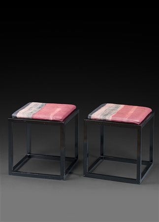 Coppia di sgabelli di forma squadrata in metallo laccato nero (cm 40x40x40)...