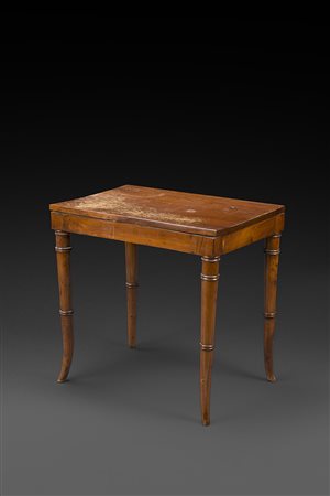 Tavolino di forma rettangolare con gambe di forma mossa intagliate e tornite...