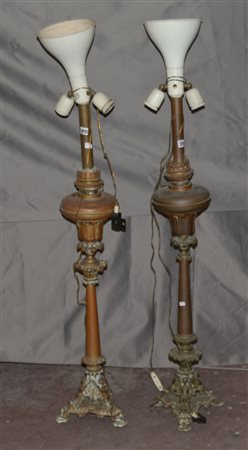 Coppie di lampade ad olio in rame con fusto a colonna poggiante su base...