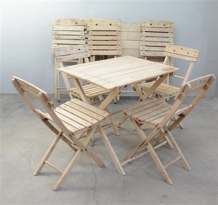 Fornitura da giardino composta da due tavolini e otto sedie in legno (difetti)