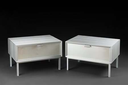 Coppia di comodini ad un cassetto con struttura in alluminio anodizzato e...