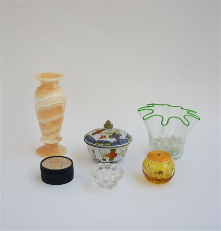 Lotto composto da sei oggetti di forma e materiali diversi (difetti)