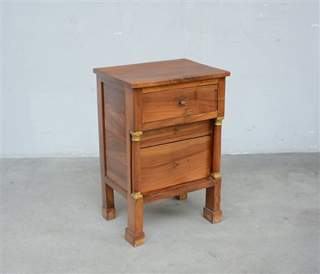 Comodino Impero con montanti a mezza colonna decorate da capitelli dorati (cm...