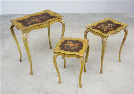 Gruppo di tre tavolini a nido in legno laccato decorato a fiori (cm 54x60x37)...