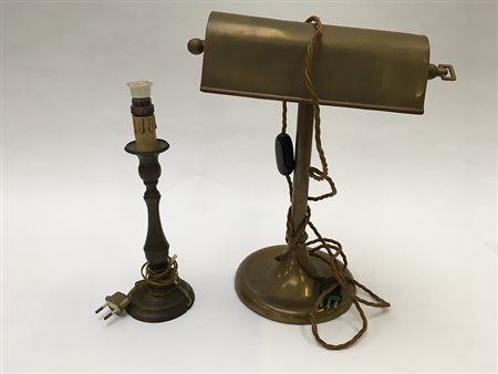 Lotto composto da una lampada diplomatica e un candeliere montato a luce...