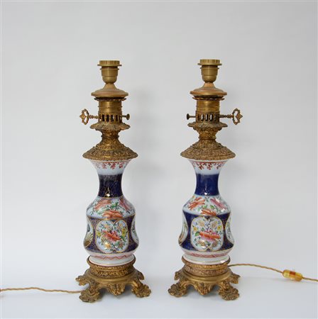 Coppia di lampade ad olio in porcellana decorata in policromia a fiori,...