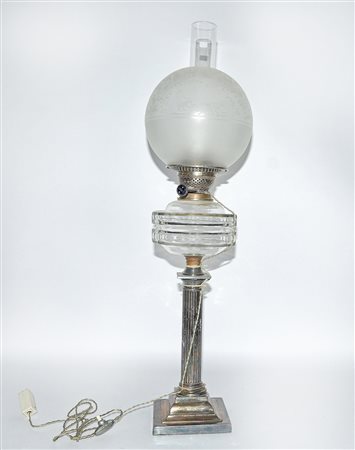 Lampada ad olio con fusto a forma di colonna scanalata in metallo argentato,...