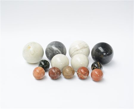 Collezione di tredici obelischi di forma sferica in marmi diversi (d max cm 10)