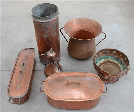 Lotto composto da due contenitori con coperchio, due contenitori biansati, un...