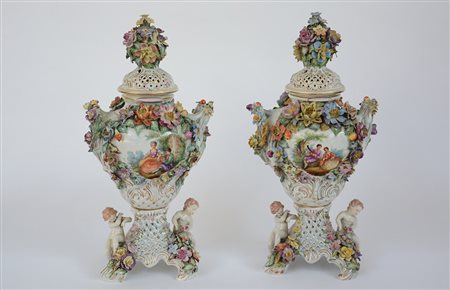 Manifattura di Dresda, coppia di vasi biansati ad anfora con coperchi in...