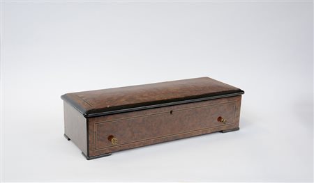 Scatola per carillon lastronata in radica e filettata con bordi ebanizzati,...